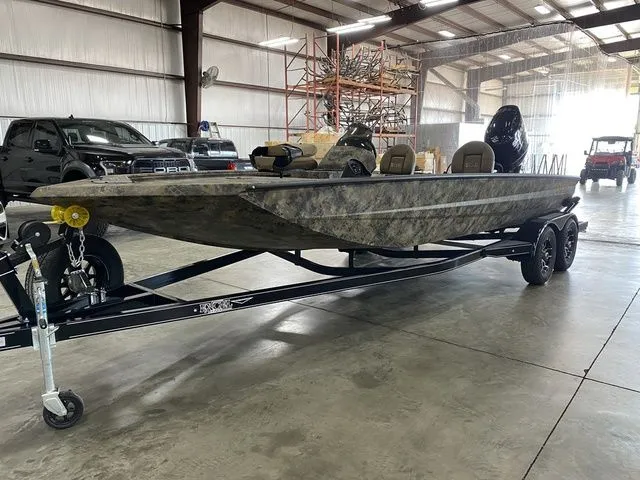 Slide: The Image of Excel Catfish Pro 21' Side Console 2025 - 9