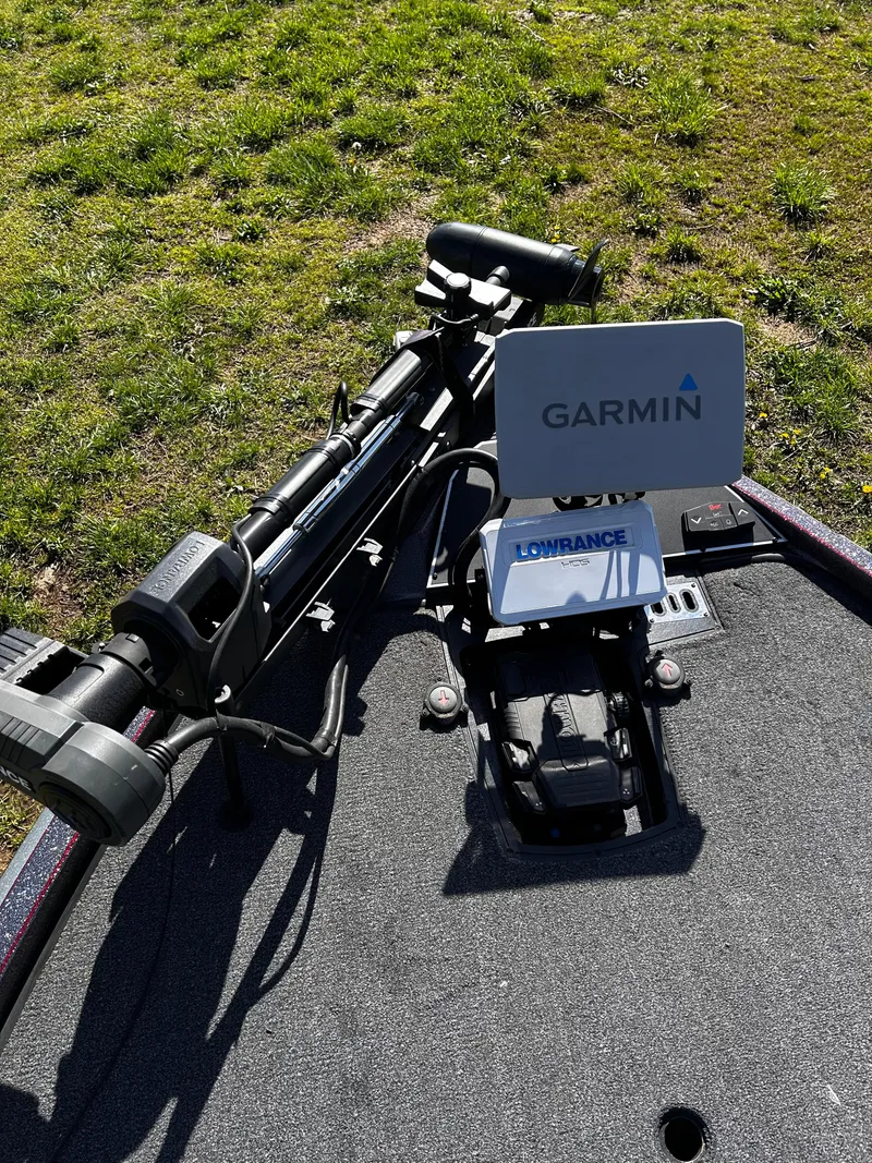 Slide: The Image of 2023 Ranger Z521R boat with Garmin and Lowrance equipment on deck. - 31