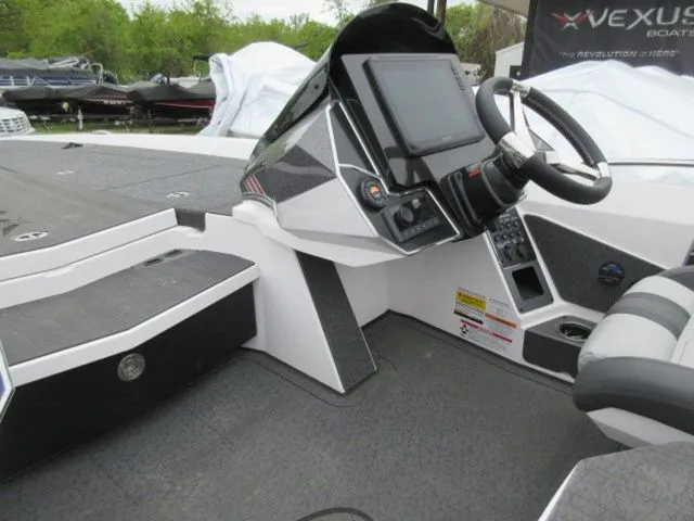 Slide: The Image of Vexus Vxs21 / Mercury 300L Racing TM 2025 - 17