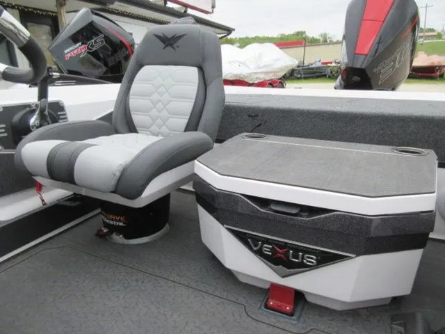 Slide: The Image of Vexus Vxs21 / Mercury 300L Racing TM 2025 - 26