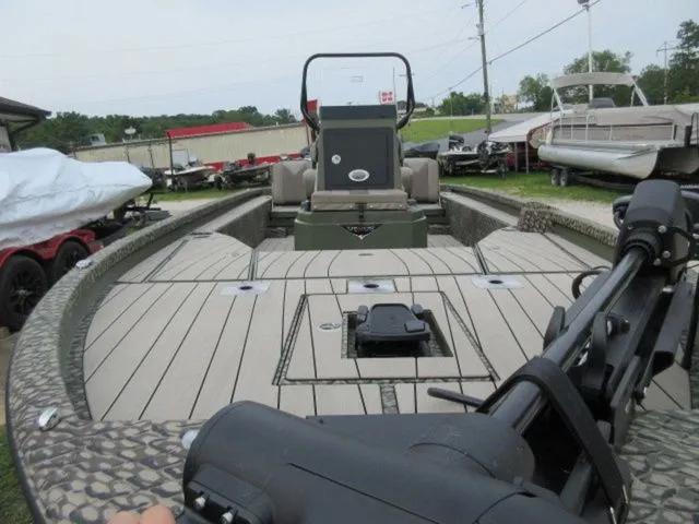 Slide: The Image of Vexus ACX2210 CAMO Center Console / 250XL PRO XS 4-STRO 2025 - 8