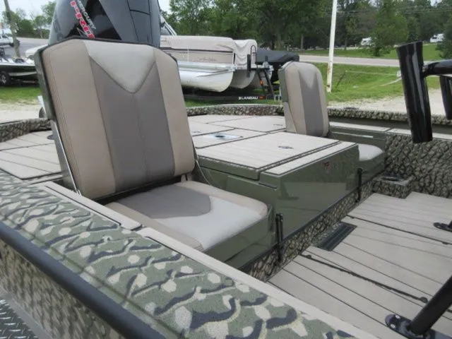 Slide: The Image of Vexus ACX2210 Center Console / 250 ProXS 4stroke/ 7 YEAR 2025 - 16