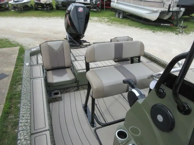 Slide: The Image of Vexus ACX2210 Center Console / 250 ProXS 4stroke/ 7 YEAR 2025 - 27