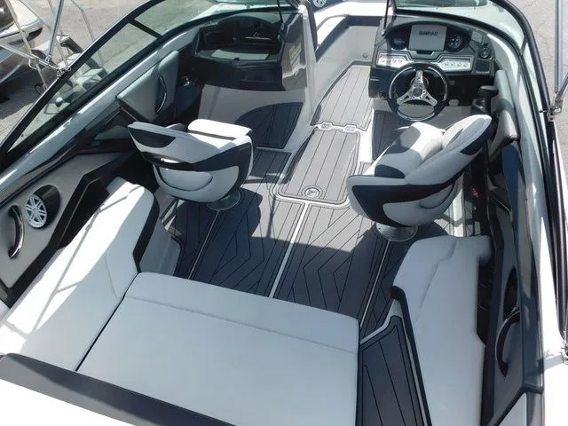 Slide: The Image of Monterey 235SS Super Sport 2023 - 8