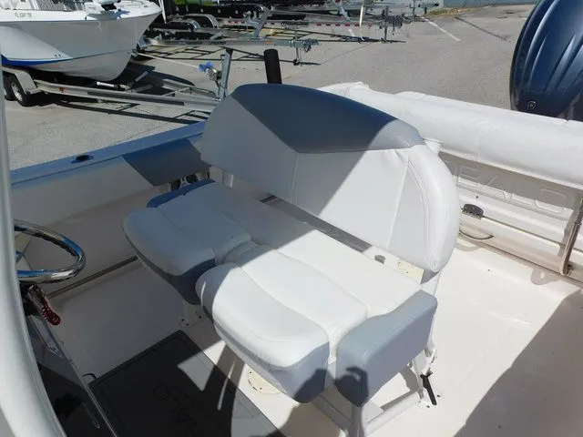 Slide: The Image of Robalo R242 2022 - 10