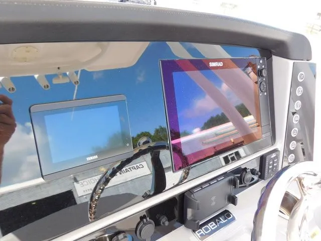 Slide: The Image of Robalo R242 2022 - 12