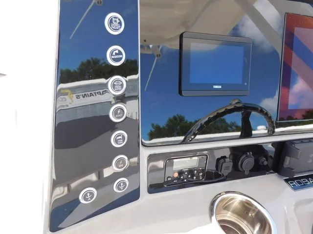 Slide: The Image of Robalo R242 2022 - 13