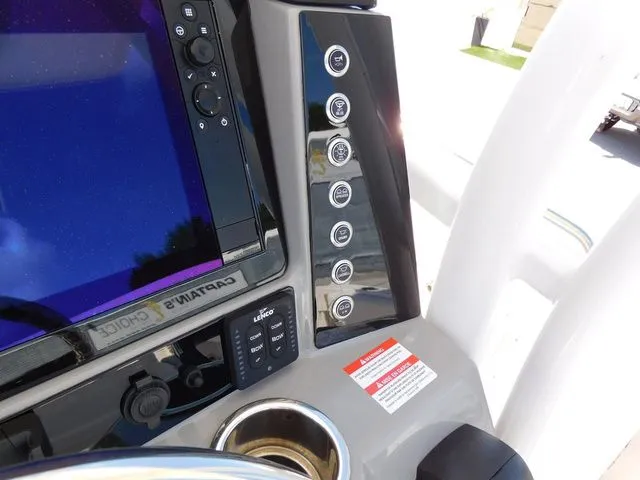 Slide: The Image of Robalo R242 2022 - 14