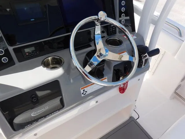 Slide: The Image of Robalo R242 2022 - 15