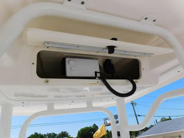 Slide: The Image of Robalo R242 2022 - 16