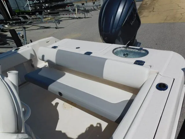 Slide: The Image of Robalo R242 2022 - 19