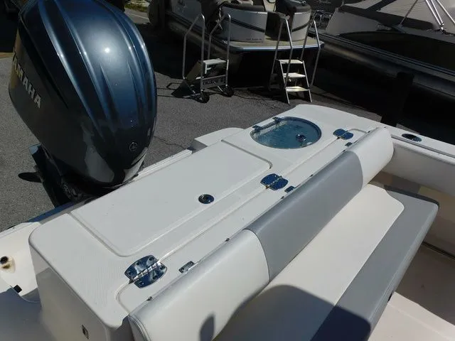 Slide: The Image of Robalo R242 2022 - 20