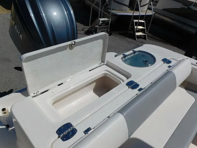 Slide: The Image of Robalo R242 2022 - 21