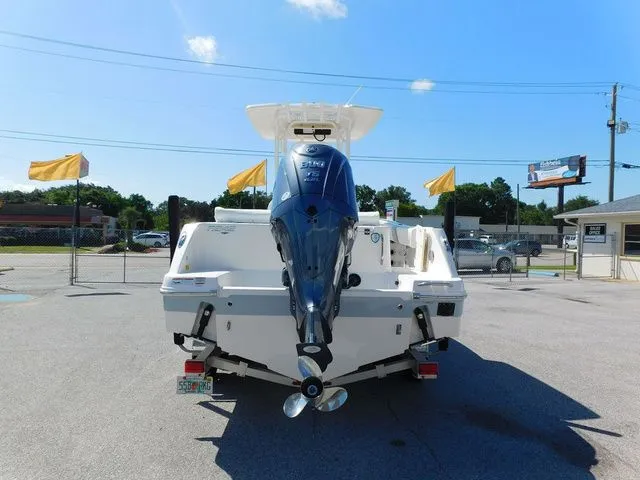 Slide: The Image of Robalo R242 2022 - 3