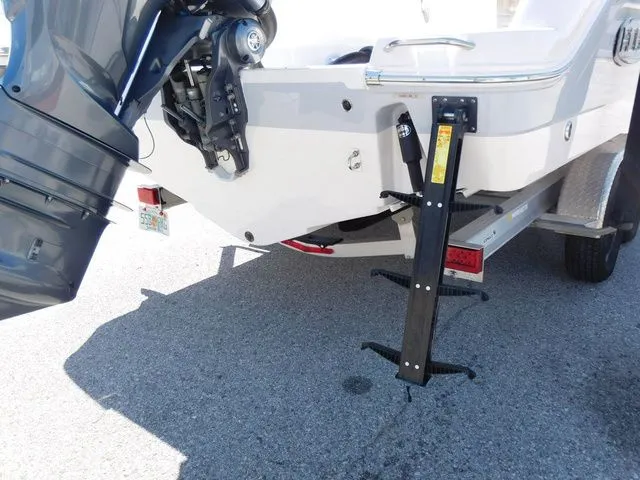 Slide: The Image of Robalo R242 2022 - 4