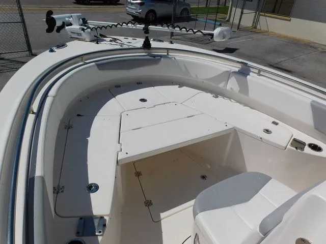 Slide: The Image of Robalo R242 2022 - 5