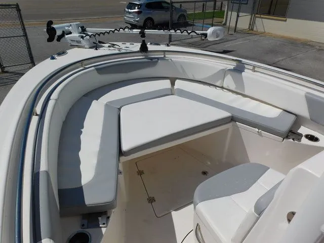 Slide: The Image of Robalo R242 2022 - 6