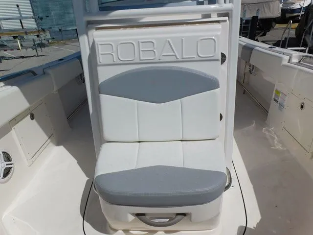 Slide: The Image of Robalo R242 2022 - 7