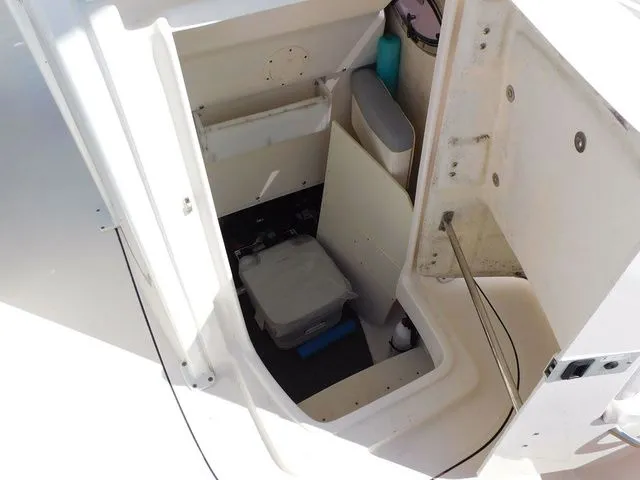 Slide: The Image of Robalo R242 2022 - 8