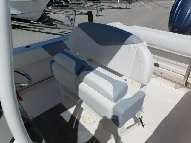 Slide: The Image of Robalo R242 2022 - 9