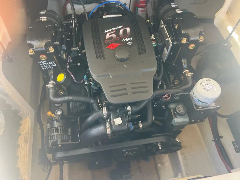 Slide: The Image of Engine of 2007 Sea Ray 240 Sundeck with MerCruiser 5.0 MPI. - 36