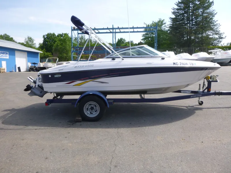 The Image of 2007 Four Winns 180 Horizon boat on trailer, parked outdoors. - 1