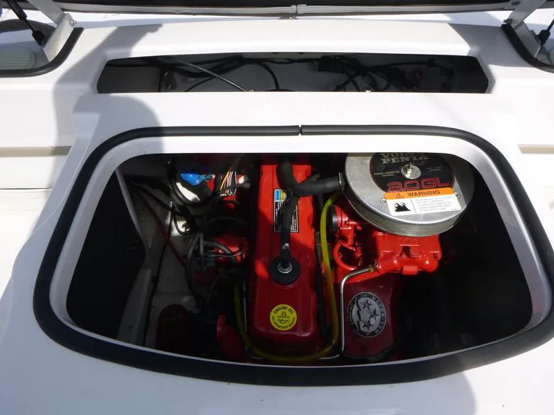 Slide: The Image of 2007 Four Winns 180 Horizon engine compartment with Volvo Penta 3.0GL engine. - 14