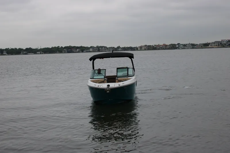 Slide: The Image of Sea Ray SLX 260 2026 - 12