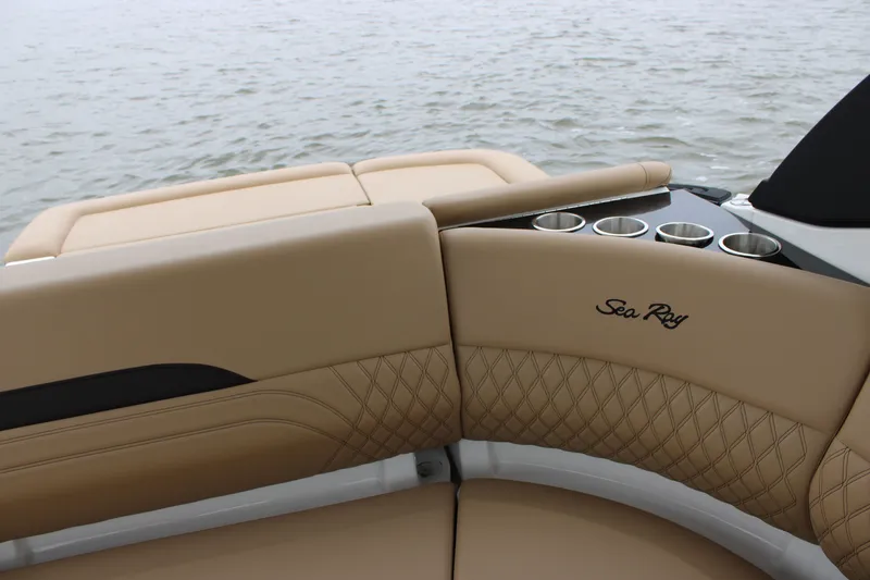 Slide: The Image of Sea Ray SLX 260 2026 - 28