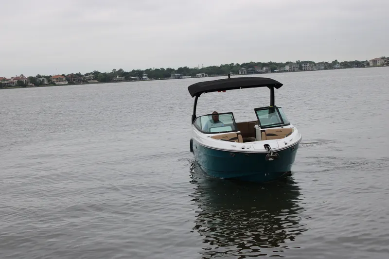 Slide: The Image of Sea Ray SLX 260 2026 - 11