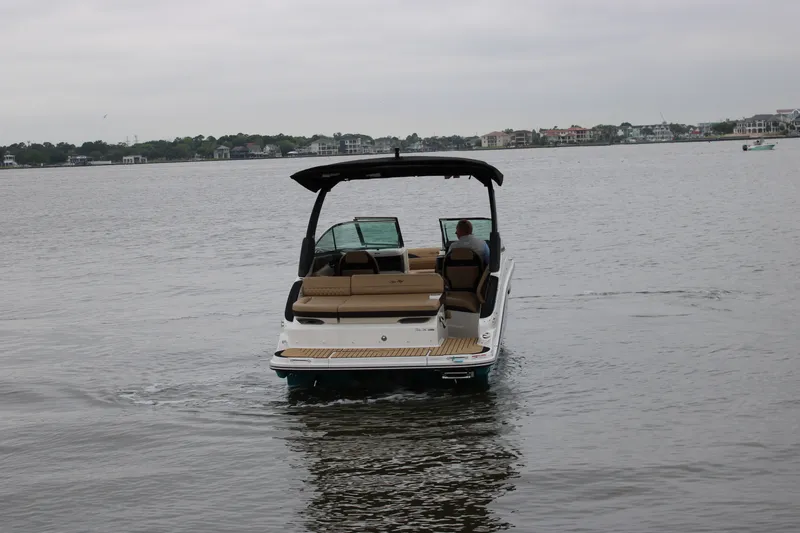 Slide: The Image of Sea Ray SLX 260 2026 - 5