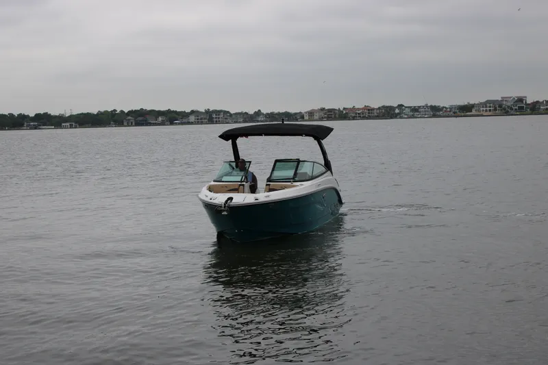 Slide: The Image of Sea Ray SLX 260 2026 - 13