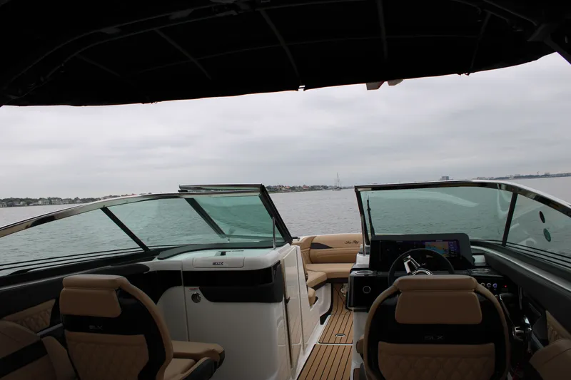 Slide: The Image of Sea Ray SLX 260 2026 - 40