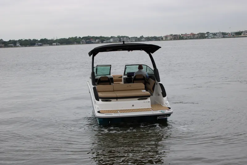 Slide: The Image of Sea Ray SLX 260 2026 - 4