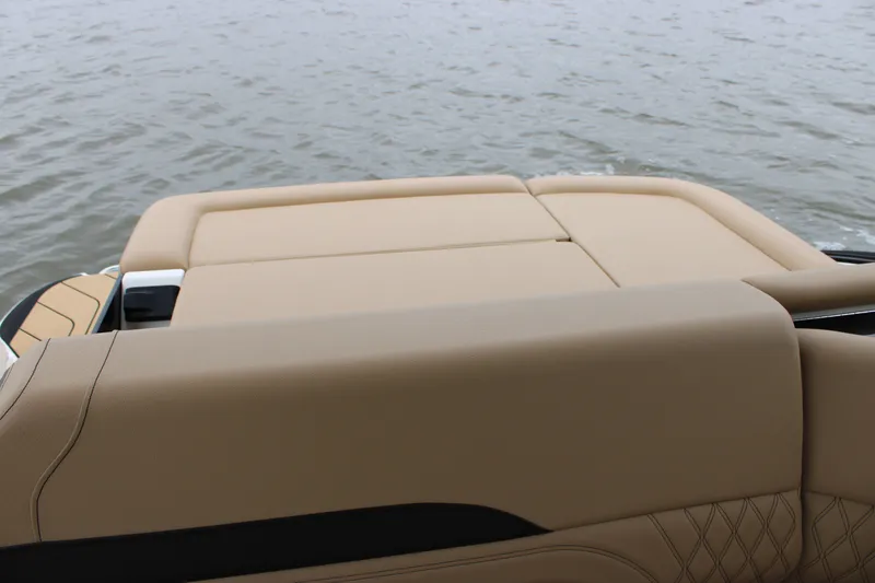 Slide: The Image of Sea Ray SLX 260 2026 - 24