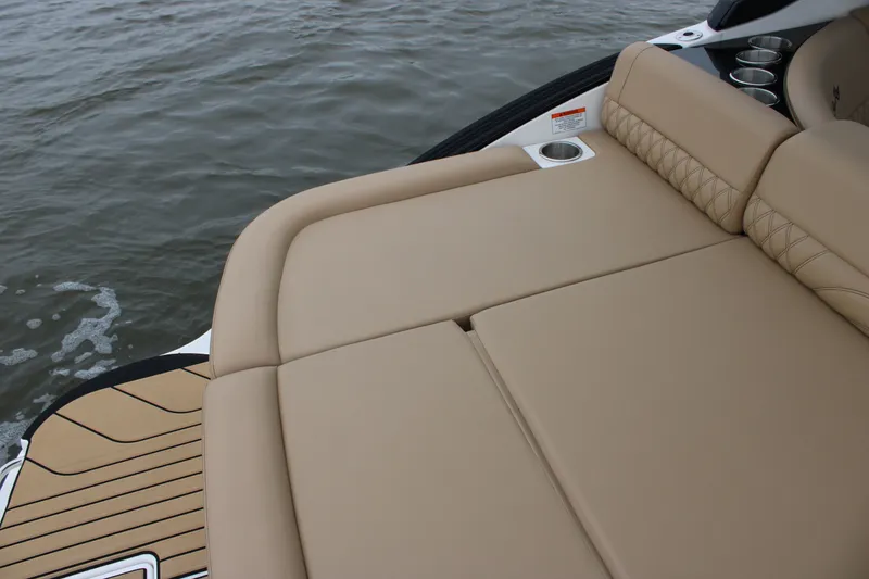 Slide: The Image of Sea Ray SLX 260 2026 - 18