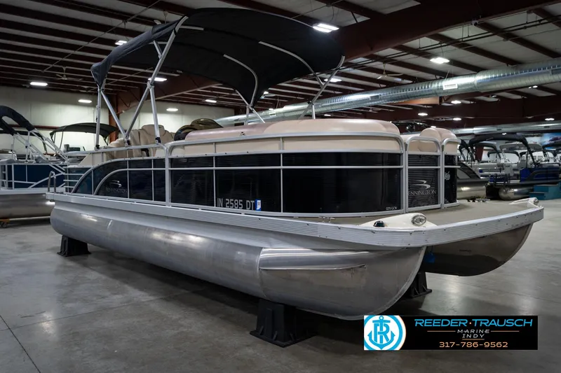 Slide: The Image of 2014 Bennington 2275GCW pontoon boat in indoor showroom, front view. - 5