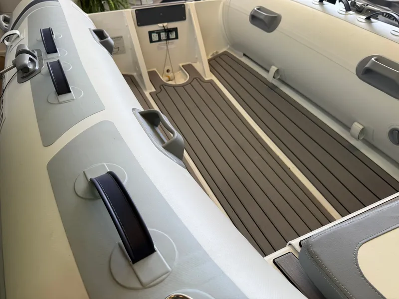 Slide: The Image of Highfield Ultra Lite 310FD 2024 - 6