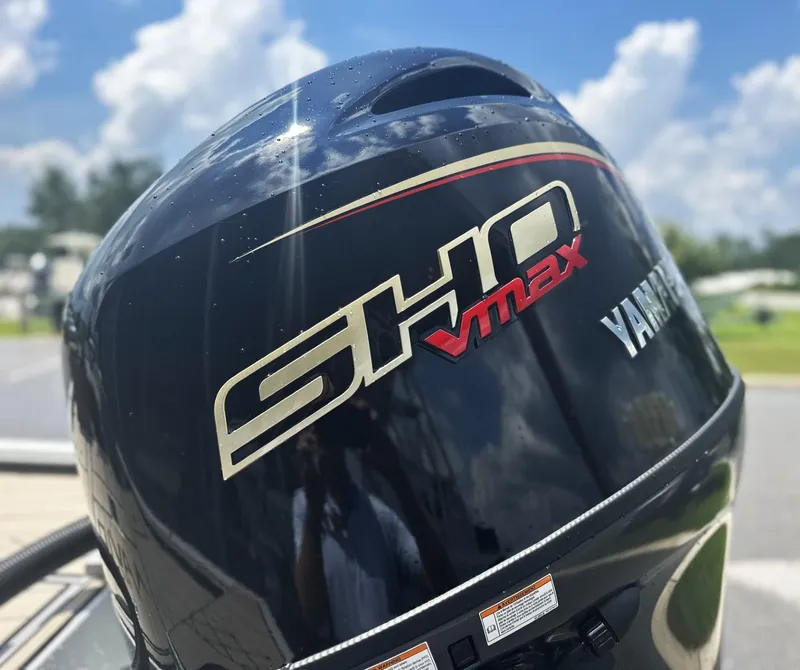 Slide: The Image of Yamaha SHO VMAX engine on Avid 18 Vertex, 2025 model, under a sunny sky. - 28