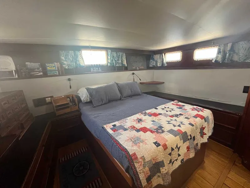 Slide: The Image of Hatteras 42 Cockpit Motor Yacht 1980 - 14