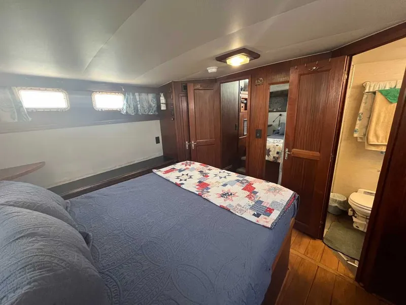 Slide: The Image of Hatteras 42 Cockpit Motor Yacht 1980 - 15