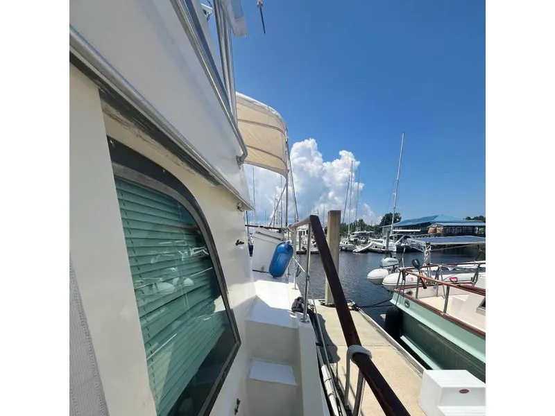 Slide: The Image of Hatteras 42 Cockpit Motor Yacht 1980 - 33