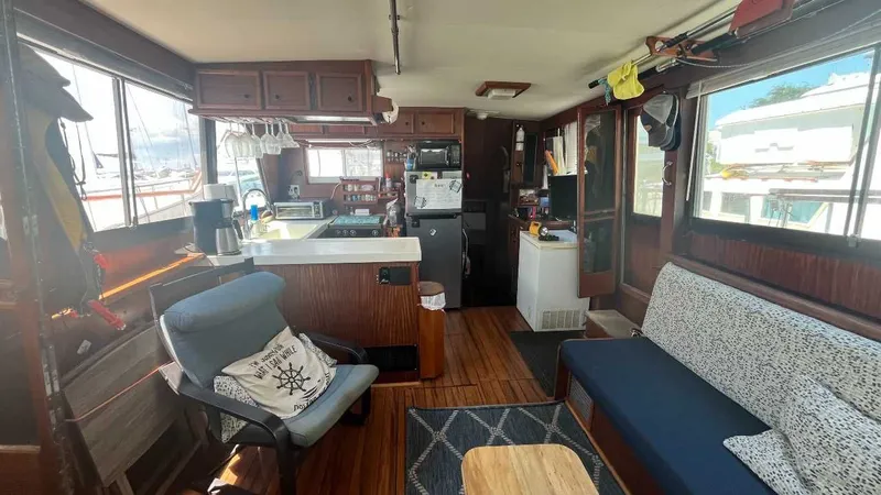 Slide: The Image of Hatteras 42 Cockpit Motor Yacht 1980 - 6