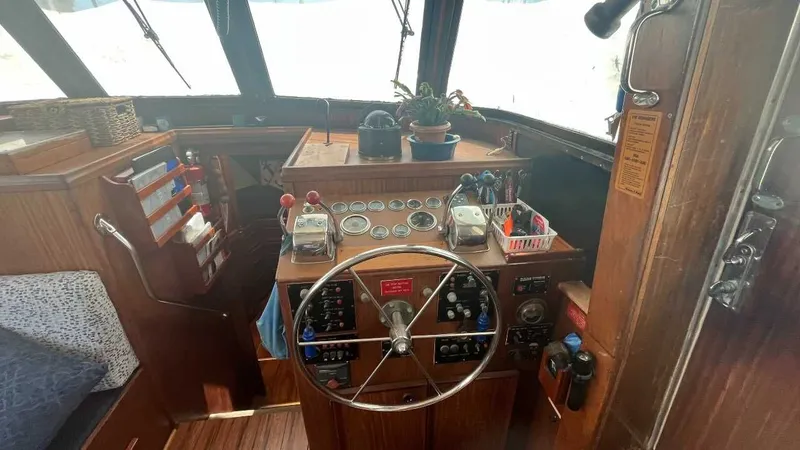 Slide: The Image of Hatteras 42 Long Range Cruiser 1980 - 12