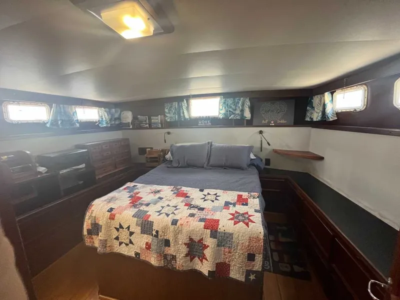 Slide: The Image of Hatteras 42 Long Range Cruiser 1980 - 13