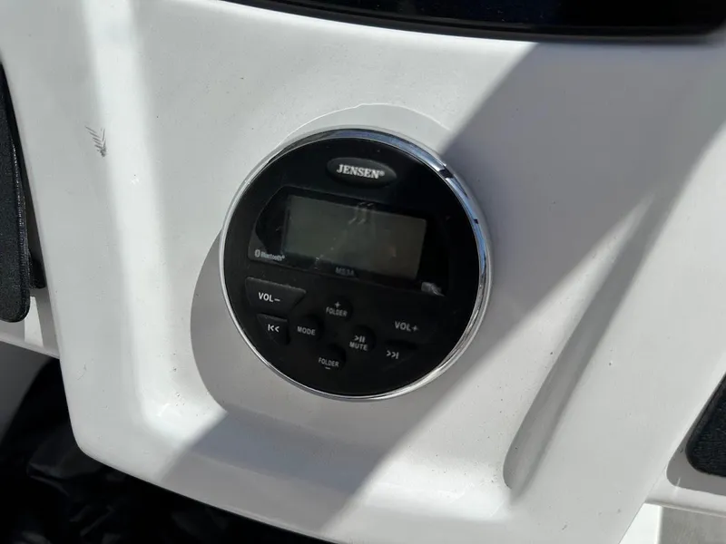 Slide: The Image of Jensen audio system in 2018 Tahoe 500 TF boat dashboard. - 19