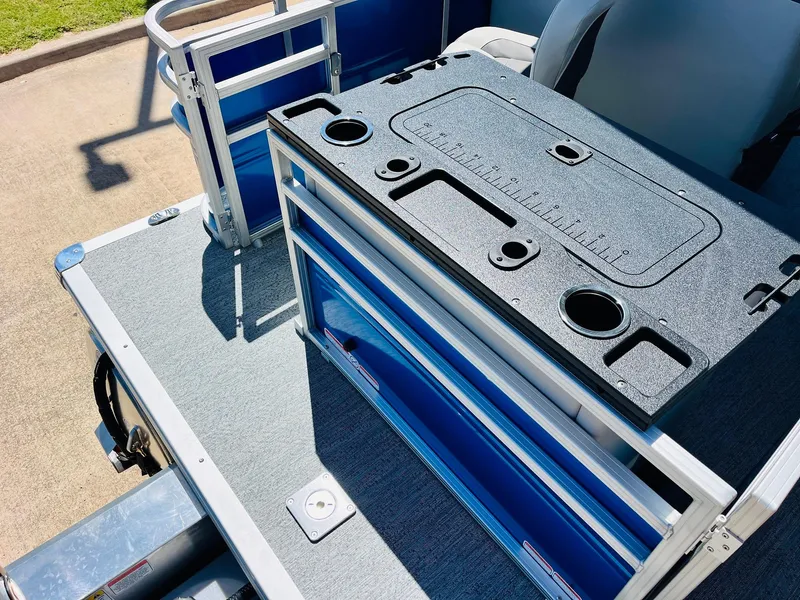 Slide: The Image of Sun Tracker Fishin' Barge 20 DLX 2026 - 50