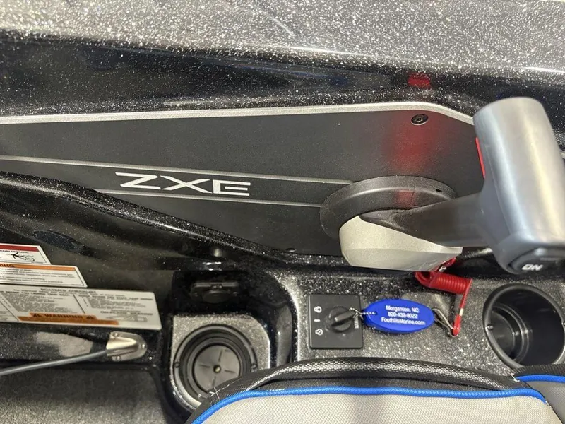 Slide: The Image of Control panel of 2026 Skeeter ZXE20 boat with throttle lever and cup holders. - 25