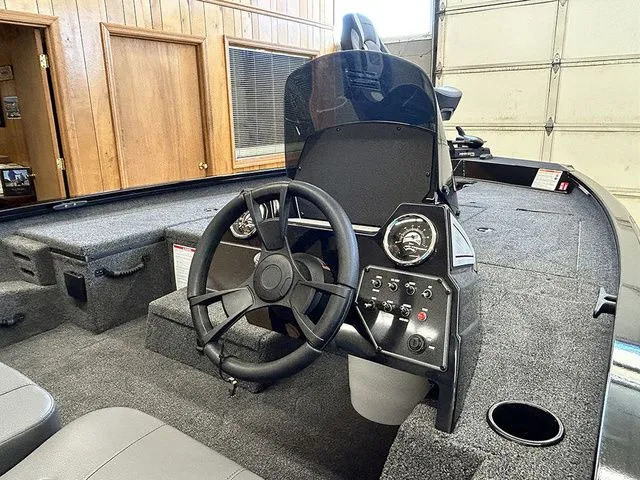 Slide: The Image of Lowe Stinger 175C 2026 - 11