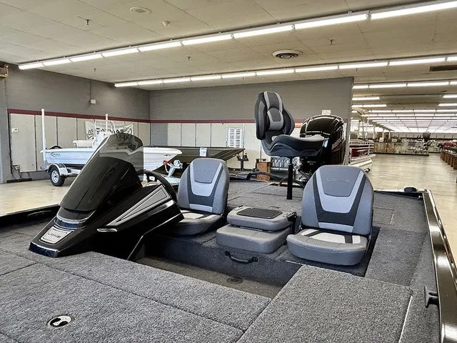 Slide: The Image of Lowe Stinger 175C 2026 - 8